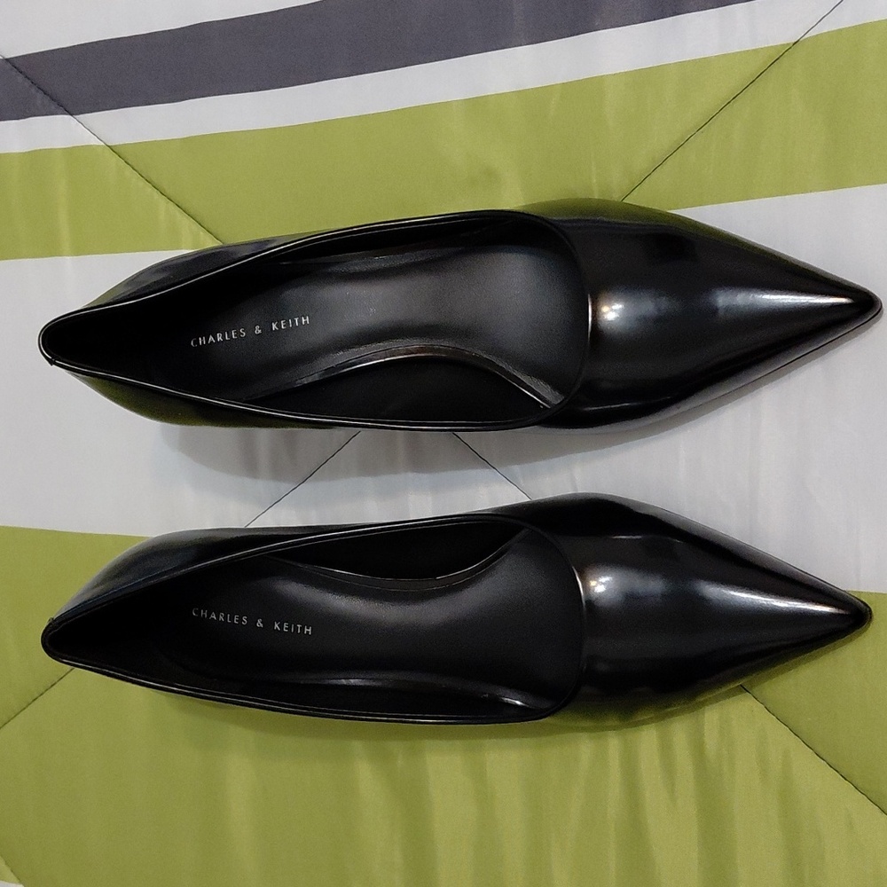 CHARLES & KEITH  Women's Black Pointed Toe  Pumps - 42